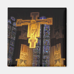Imã Crucifixo acima do altar alto nos Papais noeis