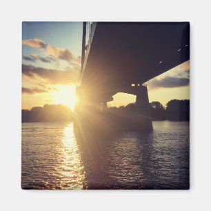 Imã cruzeiro do pôr do sol do rio mississippi