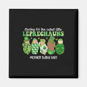 Imã Cuidando Da Mãe Mais Justa De Leprechauns Por