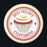 Imã Cupcake Red Velvet Magnet<br><div class="desc">Um ímã com ilustração de um cupcake de veludo vermelho com dentro de gelo branco um círculo decorativo vermelho e branco com texto vermelho.</div>