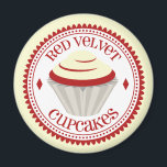 Imã Cupcake Red Velvet Magnet<br><div class="desc">Um ímã com ilustração de um cupcake de veludo vermelho com dentro de gelo branco um círculo decorativo vermelho e branco com texto vermelho.</div>