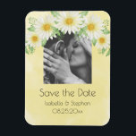 Ímã Daisies White Yellow Floral Photo Save the Date (D<br><div class="desc">As margaridas brancas perfeitas em um fundo em relevo amarelo. Adicione sua foto favorita para esse toque pessoal. Tão doce e perfeito "Salve a Data" para enviar a todos os seus convidados um lembrete muito pessoal para celebrar o seu dia especial. Eles vão adorar esta manutenção especial para se lembrarem...</div>
