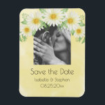 Ímã Daisies White Yellow Floral Photo Save the Date (D<br><div class="desc">As margaridas brancas perfeitas em um fundo em relevo amarelo. Adicione sua foto favorita para esse toque pessoal. Tão doce e perfeito "Salve a Data" para enviar a todos os seus convidados um lembrete muito pessoal para celebrar o seu dia especial. Eles vão adorar esta manutenção especial para se lembrarem...</div>