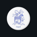 Imã Dala Horse Blue Folk Art Nome Personalizado<br><div class="desc">Uma pintura azul e branca de um Cavalo Dala sueco. 
Perfeito para amantes de cavalos e pôneis.
Altere o nome para personalizar.</div>