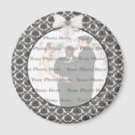 Imã Damask Elegance Wedding Round Magnet<br><div class="desc">Seu evento terá o final perfeito quando seus convidados levarem para casa esses ímãs fotográficos como seus favores. Esses ímãs de fotos modernas oferecem uma maneira única e funcional de exibir fotos. Excelente de fotos do seu evento para dar a cada um de seus convidados como lembrança do seu dia...</div>