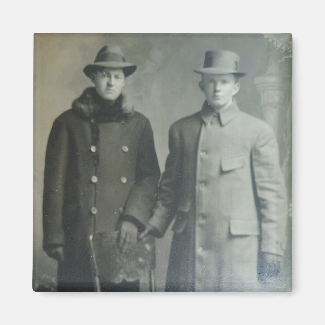 Imã Dapper Brothers in Overcoats RPPC Foto B&W (Frente)