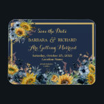 Ímã Data de Salvamento do Casamento Floral de Girassol<br><div class="desc">Esta Imã salve a data impressionante apresenta um fundo azul marinho com girassóis e rodeados por flores azuis mais leves e verde. Douradas letras e toques de caligrafia são um acompanhamento perfeito das belas flores. Uma escolha design para dar o tom para a sua celebração de casamento. Para qualquer pergunta...</div>