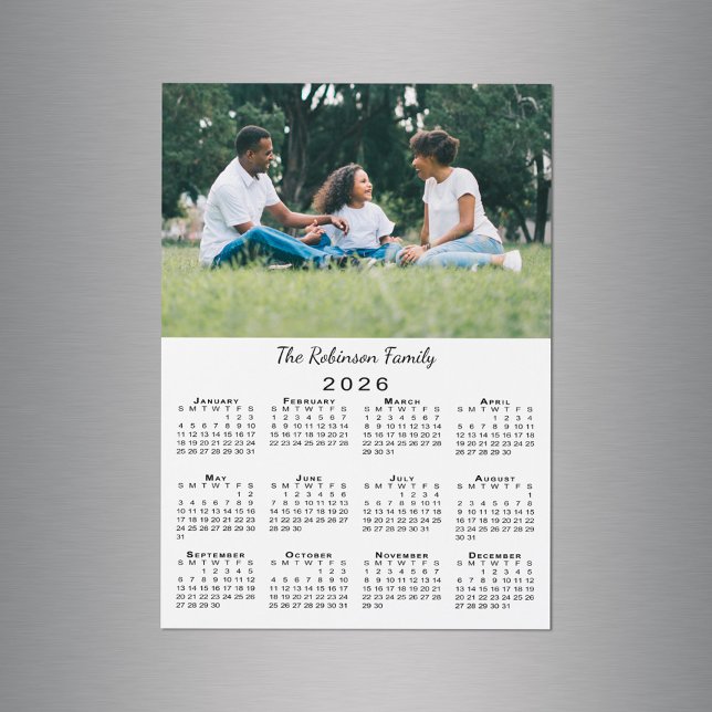 Ímã de Calendário 2026 Personalizável com sua Foto (Your Photo Name Customizable 2026 Calendar Magnet in situ)