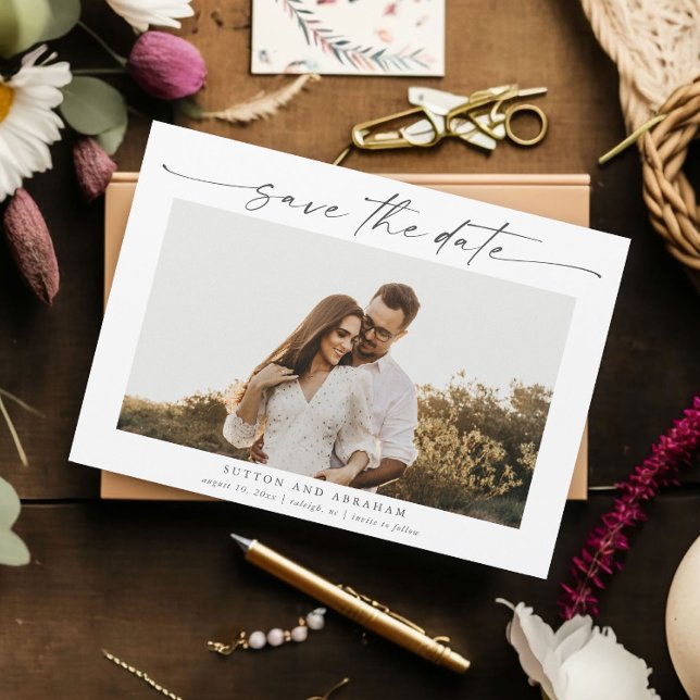 Ímã de Data de Casamento com Roteiro Elegante (An elegant photo wedding save the date magnet with handwritten script and minimal typography.)
