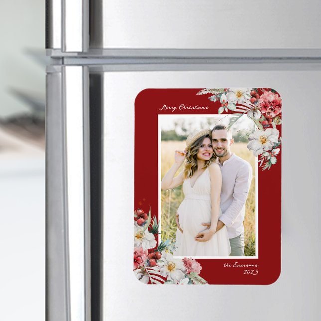 Ímã de Foto Elegante de Natal (Red Holiday Photo Merry Christmas Magnet Card Watercolor Floral Botanical Berries)
