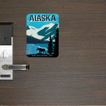 Ímã Decoração da porta do cruzeiro do Alaska<br><div class="desc">O maravilhoso trabalho de arte do estilo poster apresenta montanhas com geleiras, água, árvores e um alce. O perfeito localizador de porta do stateroom de cabana ou decorador para a sua próxima viagem de cruzeiro de férias ao Alaska. Adicione o nome do navio e a data da viagem. Crie uma...</div>