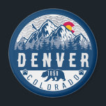 Imã Denver Colorado Flag Camping Hiking Souvenirs 80s<br><div class="desc">Denver Colorado Mountain Vintage, 60 anos, Design de pesca de souvenir. Denver Colorado. Este design de retrô faz um Natal excelente ou presente de aniversário para fãs da montanha Denver. O design de colheita retrô é um presente perfeito para amantes do esqui nas montanhas do Colorado. - "Modifique a design...</div>