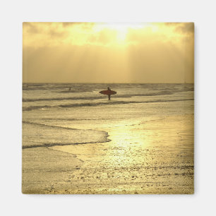 Imã Desfrutando da Praia ao Pôr do Sol