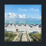 Imã Destin Florida Bonito Beach Fotografia Souvenir<br><div class="desc">Este íman bonito da praia da Flórida Destin mostra as lindas nuvens brancas flutuando sobre o oceano azul. Guardas-chuvas de praia e passeio de barco até a costa,  com erva costeira e areia. Um presente maravilhoso da costa esmeralda para um floridiano que ama a costa durante o verão.</div>