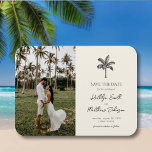 Ímã Destino Minimalista Da Árvore Palm Salvar A Data<br><div class="desc">Imã salve a data de Casamento de Destino Minimalista da Palm Tree Ivory. Celebre seu dia especial com este elegante e belo design de convite para casamento para embelezar sua ocasião especial. Todos os textos estão pré-organizados para que você personalize fácil e rapidamente com seus próprios detalhes.</div>