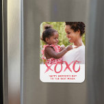 Ímã Dia de as mães XOXO Magnet para mãe<br><div class="desc">Imagem personalizada de Dia de as mães personalizada personalizada com sua foto e texto. Este design moderno minimalista apresenta a inscrição manual da cor vermelha da água, que diz XOXO. A mensagem abaixo diz: "Feliz Dia de as mães à Melhor Mama" ou você pode personalizá-la com sua própria mensagem especial...</div>