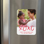 Ímã Dia de os namorados XOXO Magnet para mãe<br><div class="desc">Imagem personalizada de Dia de os namorados personalizada personalizada com sua foto e texto. Este design moderno minimalista apresenta a inscrição manual da cor vermelha da água, que diz XOXO. A mensagem abaixo diz "Feliz dia de os namorados para a Melhor Mama" ou você pode personalizá-la com sua própria mensagem...</div>