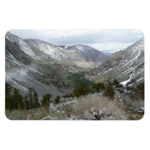 Ímã Dirigindo pelas montanhas Snowy Sierra Nevada