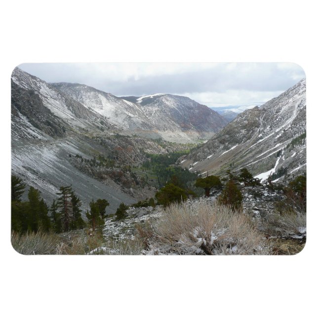 Ímã Dirigindo pelas montanhas Snowy Sierra Nevada (Horizontal)