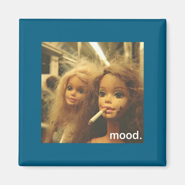 Imã Distressed Doll Face Meme Premium (Frente)