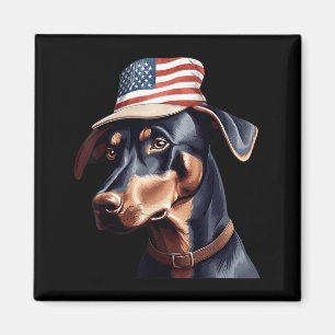 Imã Doberman Pinscher com a Bandeira dos EUA Dia da In