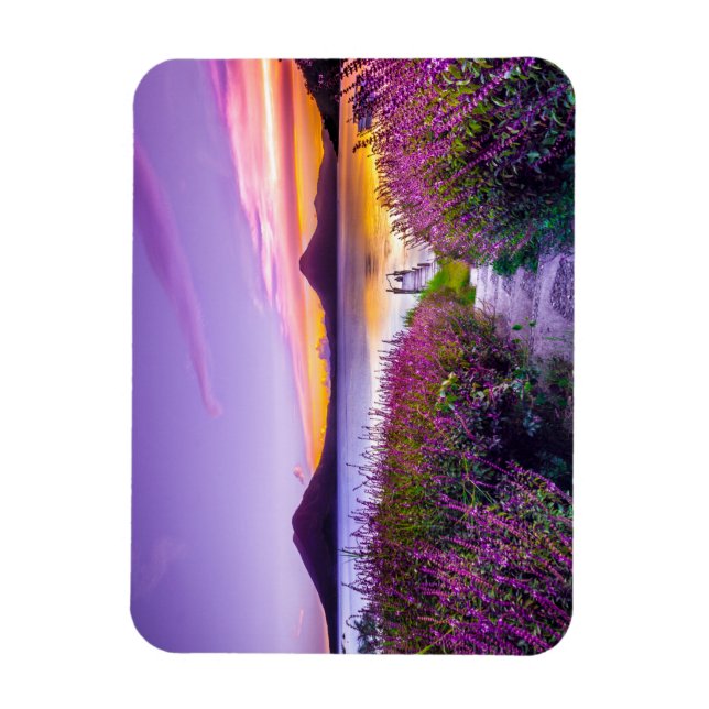 Ímã doca de madeira castanha entre campo de flores de  (Vertical)