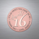 Imã Doce 16.º Aniversário Rosa Obrigado Favor do Parti<br><div class="desc">Adicione um toque de acabamento personalizado e bonito a doces decorações de 16 festas com obrigado personalizado que rodeia ímãs de geladeira. Design apresenta uma fonte moderna, rosa e escura, cor-de-rosa e cinza escura, sobre uma tela de fundo azul-rosa. O texto em um círculo é simples de personalizar. Esses favores...</div>