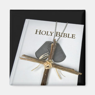 Imã dog tags na Bíblia Santa