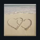 Imã Dois corações sobre a praia<br><div class="desc">Beach and Love,  AssetID: 12799579 / {Gen Nishino} / Dois corações superiores desenhados na praia</div>