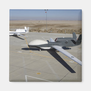 Imã Dois Falcões Globais estacionados em uma rampa