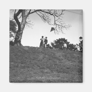 Imã Dois meninos que voam o papagaio no monte B&W