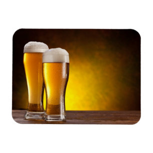 Ímã Dois vidros das cervejas em uma mesa de madeira