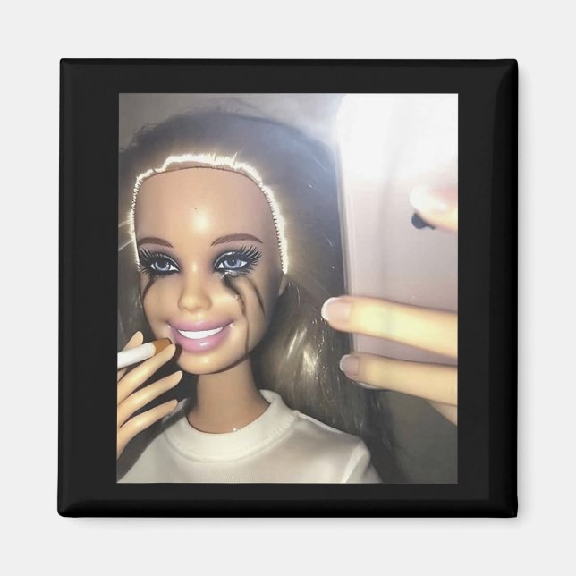 Imã Doll Humor Escura Fumando Selfie Parody (Frente)