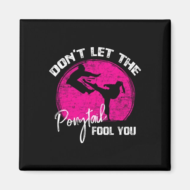 Imã Dont Let The Ponytail Fool You Funny Karate Gift  (Frente)