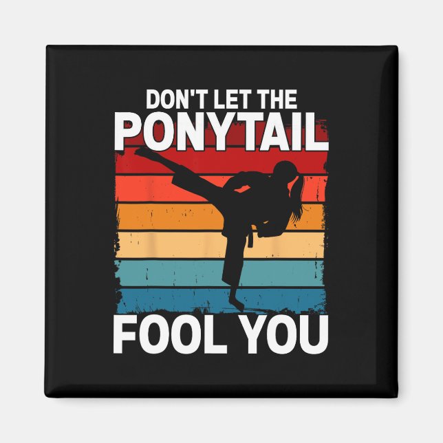 Imã Don't Let The Ponytail Fool You Girl Women Karate  (Frente)