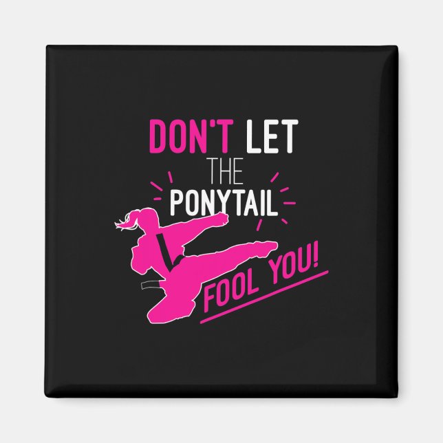 Imã Don't Let The Ponytail Fool You Karate Girl Funny  (Frente)