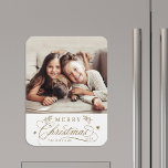 Ímã Dourada Caligrafia Romântica Feliz Foto de Natal<br><div class="desc">Magneta romântica e elegante da cozinha de fotos de feriado. Para personalização mais avançada deste design,  clique no link Personalizar Mais para alterar a fonte,  o tamanho,  a cor,  etc.</div>