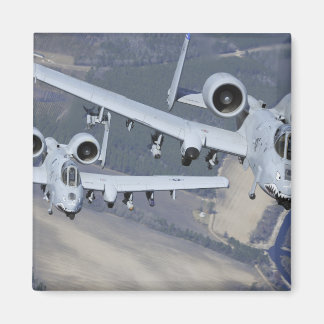 Imã Duas aeronaves A-10C Thunderbolt II voam em format