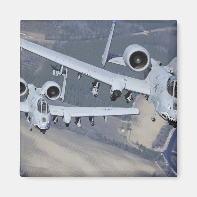 Imã Duas aeronaves A-10C Thunderbolt II voam em format (Frente)