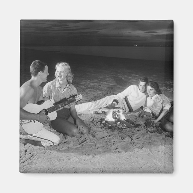 Imã Duas casais na praia sentada em torno da fogueira (Frente)