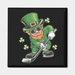 Imã Duende Jogando Hóquei Dia de São Patrício Irlandês