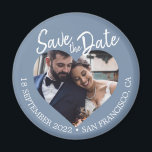 Imã Dusty Blue Foto Moderno Script Salve o Dia<br><div class="desc">Ímã de foto em tom azul poeirado com fonte moderna para salvar a data do casamento, apresentando uma janela de foto em forma de coração, fundo azul suave e título em fonte manuscrita em branco. Este design exibe lindamente sua foto de noivado, ao mesmo tempo em que apresenta claramente a...</div>