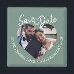 Imã Dusty Green Foto Moderno Script Salve a Data<br><div class="desc">Ímã de salvar a data com script moderno e foto verde empoeirada apresentando uma janela de foto em forma de coração, fundo verde suave e texto em script feito à mão em branco. Este design exibe sua foto de noivado enquanto apresenta claramente a data e o local do casamento em...</div>