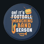 Imã É Marching Banda Season Banda Engraçada<br><div class="desc">Design de banda de marche engraçado para aqueles que tocam saxofone, trompete ou tambor numa banda, orquestra ou performance musical. Legal mercadoria retrógrada de músicos da banda para geek, nerd ou campo de bandas. Perfeito para a realização de ensaios de bandas e de bandas para jogos de futebol. presente de...</div>