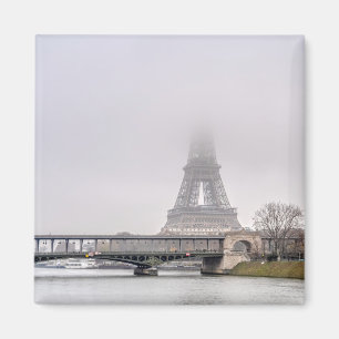 Imã Eiffel Tower e ponte Bir-hakeim num dia nevado
