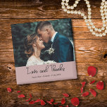 Imã Elegante Casamento Roxo e Amor e Agradecimento Fot<br><div class="desc">Compartilhe sua gratidão com este ímã de casamento elegante 'Amor e Agradecimento' roxo. A frente apresenta sua foto de casamento favorita junto com seus nomes personalizados e data, criando um souvenir que seus convidados irão guardar. Um pequeno presente de agradecimento perfeito, elegante e significativo, ideal para geladeiras, quadros ou qualquer...</div>