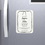 Ímã Elegante Chic Bow Timless Casamento Salve a Data<br><div class="desc">Anuncie seu dia especial com nosso casamento de Fita Negra e Branca Elegante Salve o Magneta de Datas. Este design sofisticado, com um tipo clássico de letra manuscrita e uma charmosa fita e borda-proa, é perfeito para casais que procuram uma estética intemporal e refinada. Personalize seus detalhes e impressione seus...</div>