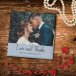 Imã Elegante Foto de Casamento Azul Empoeirado Amor e<br><div class="desc">Compartilhe sua gratidão com este ímã de casamento elegante 'Amor e Agradecimento' Azul Empoeirado. A frente apresenta sua foto de casamento favorita junto com seus nomes e data personalizados, criando um souvenir que seus convidados irão valorizar. Um presente de agradecimento pequeno perfeito que é elegante e significativo, ideal para geladeiras,...</div>