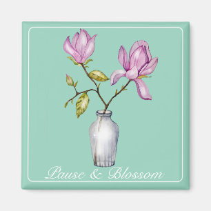 Imã Elegante Magnólia Rosa em Vaso de Vidro em Aquarel