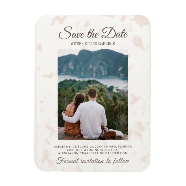 Ímã Elegante Script Casamento Estamos Nos Casando Foto (Vertical)